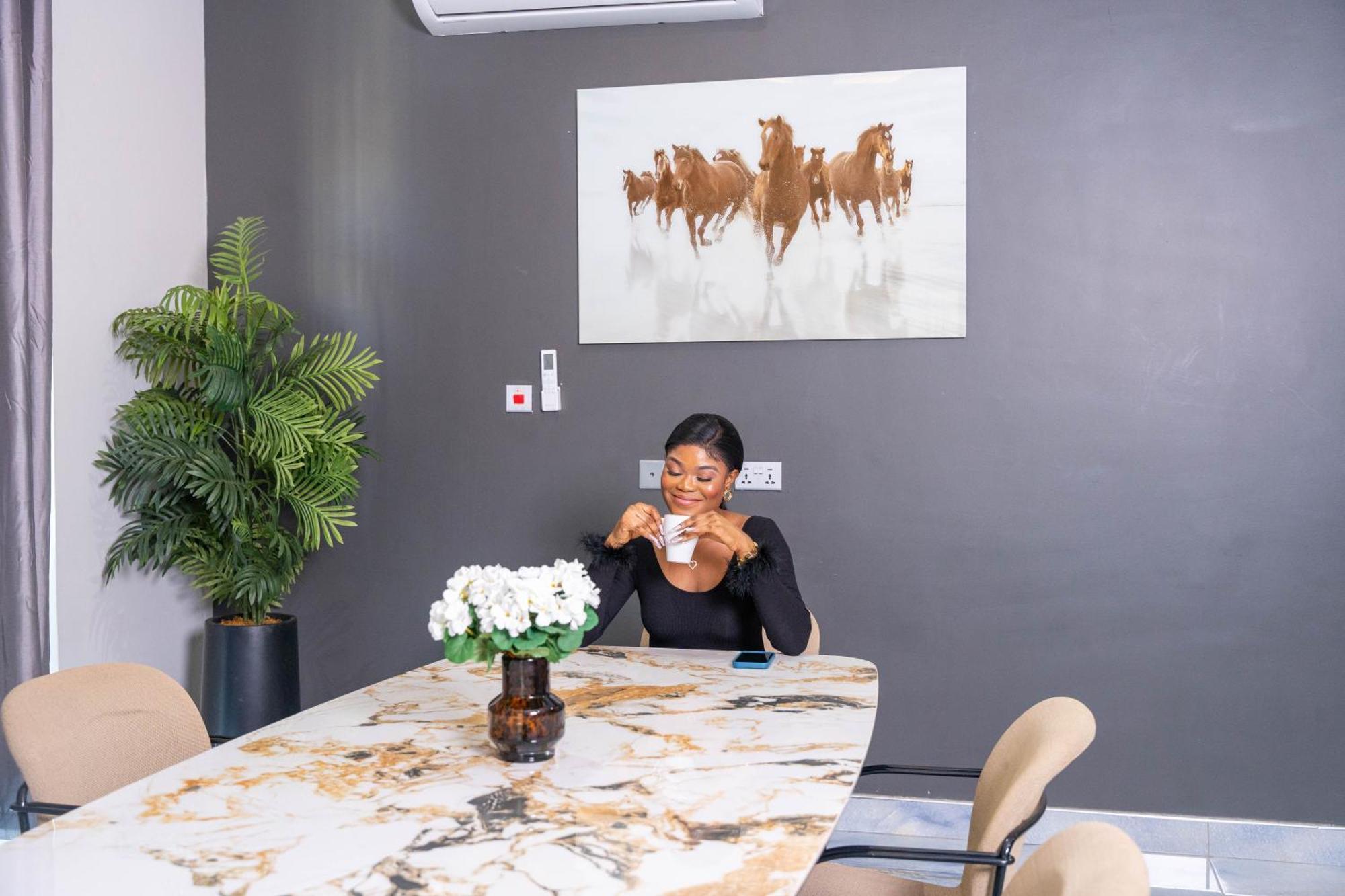 Adonai Luxe Apartment Tema Bagian luar foto